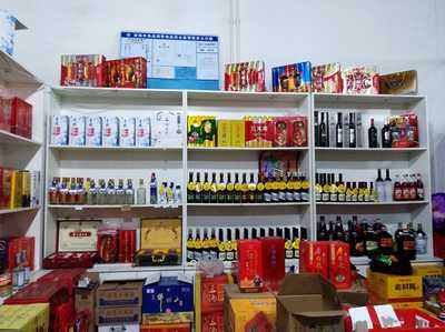遼寧省凌海市遼西九華山小商品批發城一樓凌海晗語酒水飲料柜臺生意興隆